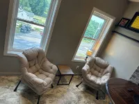 Great bedroom with private bathroom & Lounge above a local Diner - Homestays