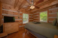 Cabin of Dreams – Bluff Mountain Views, Hot Tub & Wildlife