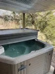 River cabin w access.  close to town. Hot tub! 35 foot deck - Feriehus