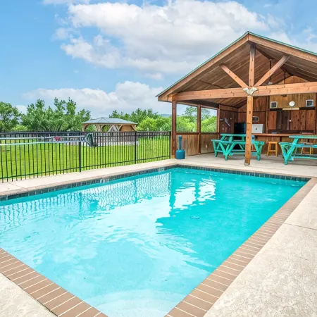 Casa Bella @ Buchanan Vacation Homes - Pool & Free Frio River Access