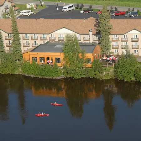 Pike's Waterfront Lodge