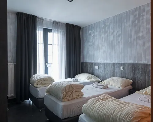 Brxxl 5 City Centre Hostel Отели рядом с достопримечательностью «Станция метро Lemonnier»
