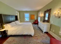 Modern Victorian Walk to Main Street - Wifi