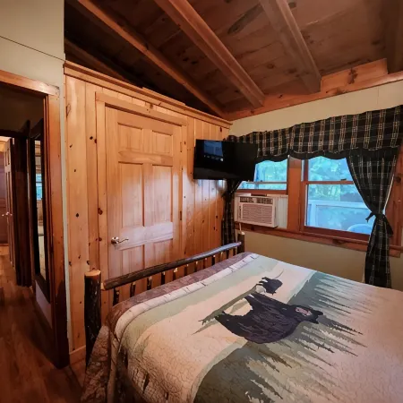 Snowshoe Hare Cabin at the Adirondack Lodge - 5 mins to Lake George Village