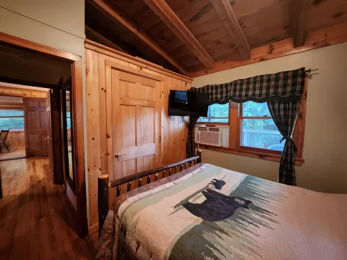 Snowshoe Hare Cabin at the Adirondack Lodge - 5 mins to Lake George Village
