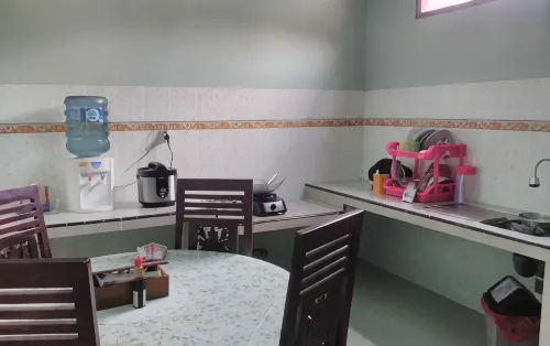 Penginapan Keluarga 215 - parking
