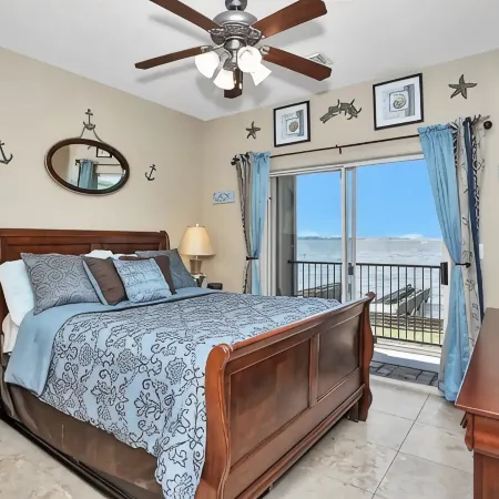 WATERFRONT 2/2 CONDO BOAT DOCK/SLIP RESTAURANT KAYAK AMENITIES GRD. FL Sleeps 8