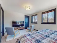 New - Cozy Modern: Stunning Views,3 Mins Ski,BBQ,Fire Pit,Game Room,Walk to Town Hotels in Виндхам
