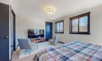 New - Cozy Modern: Stunning Views,3 Mins Ski,BBQ,Fire Pit,Game Room,Walk to Town