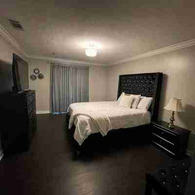 RE Stylish Condo By Mall Area Rooms