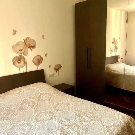 Close to downtown Como, free parking. Convenient for Switzerland.