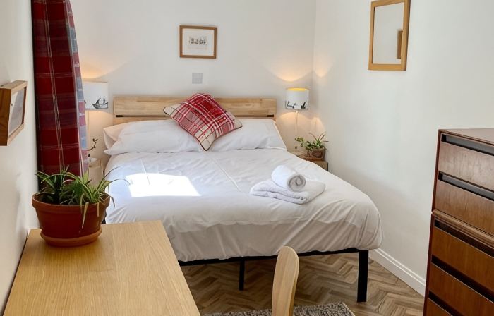 Stunning cottage, 3-beds, 2-baths, 2 sitting rooms. Fenced garden, dogs welcome.