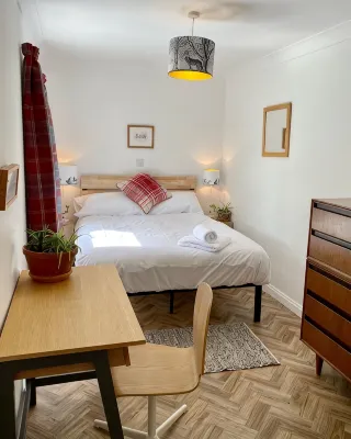 Stunning cottage, 3-beds, 2-baths, 2 sitting rooms. Fenced garden, dogs welcome.