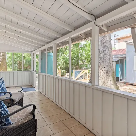 Oaks & Ocean Cottage - 3 Min from the Ocean, Restaurants and Shops