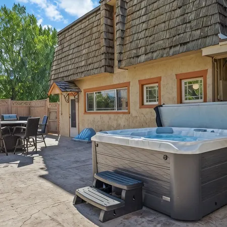 Spacious 5-bedroom house with WiFi, AC in charming Palisade