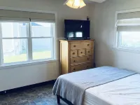 Family Friendly Beach House - 4 Minute Walk to Beach Hotel berhampiran Rumah Api Point Judith