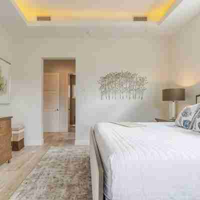 7 Mile Beach Penthouse with Pool View and Rooftop Rooms