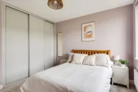 Family-friendly Getaway - Garden Parking Sleeps 7 - 2-Star