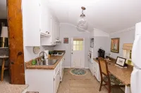 Historic 19th Century Cabin in Greenville - Hytter