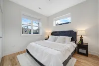 Wrigleyville 4Br • 1-Min Walk to Wrigley Field & Cta • Garage • Sleeps 8 - Apartments