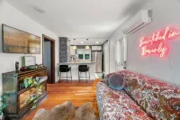 Witchy Hideaway Cottage; Close to Beaches, Salem & Train to Boston