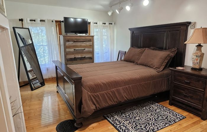 Charming 3-bedroom renovated farmhouse in Cooperstown with Wi-Fi and AC
