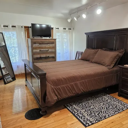 Charming 3-bedroom renovated farmhouse in Cooperstown with Wi-Fi and AC