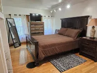 Charming 3-bedroom renovated farmhouse in Cooperstown with Wi-Fi and AC