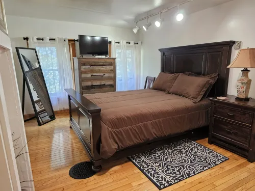 Charming 3-bedroom renovated farmhouse in Cooperstown with Wi-Fi and AC