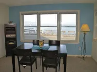 Spacious Waterview Condo - Steps To The Beach, Right Across The Street! - 4 tähden