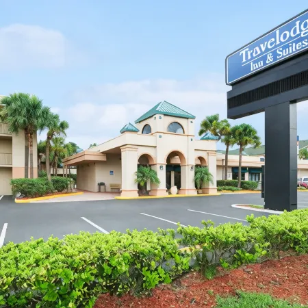 Days Inn & Suites by Wyndham Orlando Airport