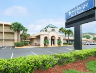 Days Inn & Suites by Wyndham Orlando Airport