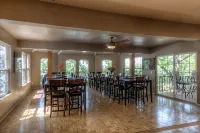 8500 sf, Sleeps 48 in beds, Pool, Hot Tub, Game Rm, 300 ft lake front, In town - 4-Star