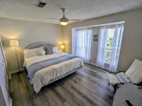 3-Min Walk to Beach! Quiet Coastal Style End Unit w/Renovated Pool & Tennis, - 4성급