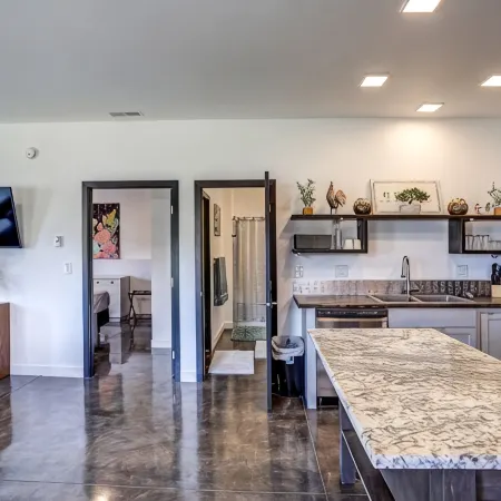Modern King Suite + Full Kitchen + W/D + Walk to Rushmore Mall