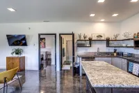 Modern King Suite + Full Kitchen + W/D + Walk to Rushmore Mall