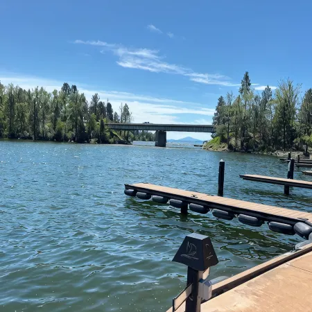 Waterfront Bigfork Bay Retreat Отели в г. Бигфорк