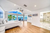 Waterfront Antique Mansion! Heated Pool+Hot Tub! - balcony