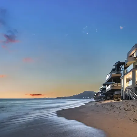"Unrivaled Luxury at Premier Beachfront Getaway: Private Beach Access"