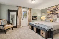 Luxury 4 bd/3ba Family Home near Ocean, Airport,  & Seattle XL yard w/sportcourt - Wifi