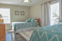 Feels like home! This spacious & cozy beach house is a short walk to the beach! - balcony