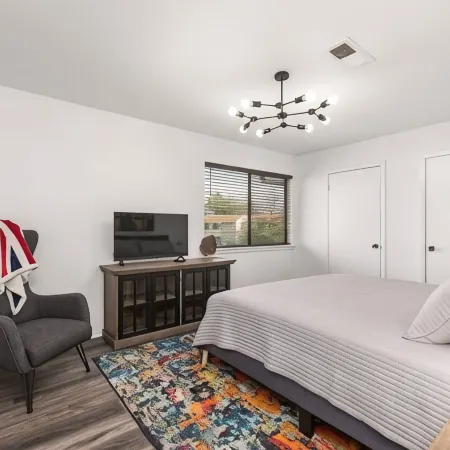 Oakwell Townhome - King Bed Suite minutes from Texas A&M