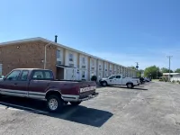 Regal 8 Inn & Suites - Pet friendly