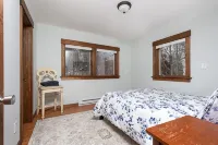 Cozy & Private Killington Ski House -  Hot Tub - 4 Min to Resort - 4Br/3BA - 발코니