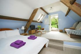 The Coach House Beautiful Georgian Apartment Wifi and Parking Near Bath
