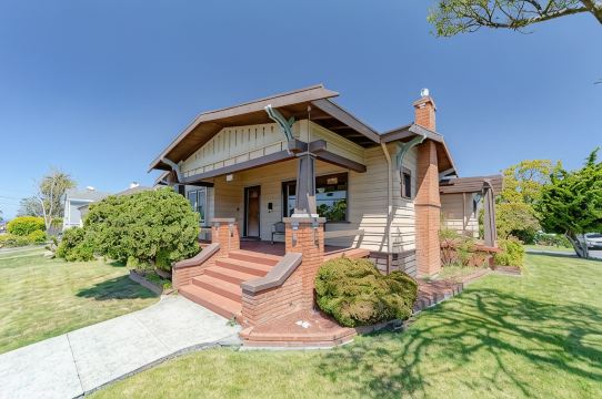 3-bedroom Craftsman home with hot tub/sauna in the Heart of Arcata
