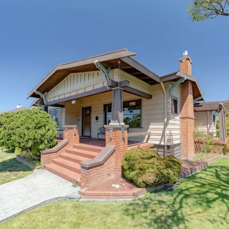3-bedroom Craftsman home with hot tub/sauna in the Heart of Arcata Отели в г. Арката