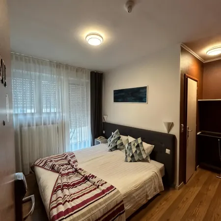 Yasha Hotel