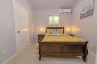 Beautiful 1-bedroom apartment in amazing Buckleys with AC, WiFi Hotels in 