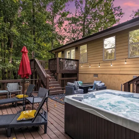 Cozy 4bd lakefront home in Lake Lanier w/ HotTub, FirePit, Private dock, Wifi